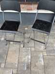 Vand doua scaune de bar