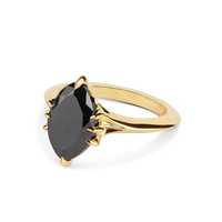 Златен пръстен с черен камък