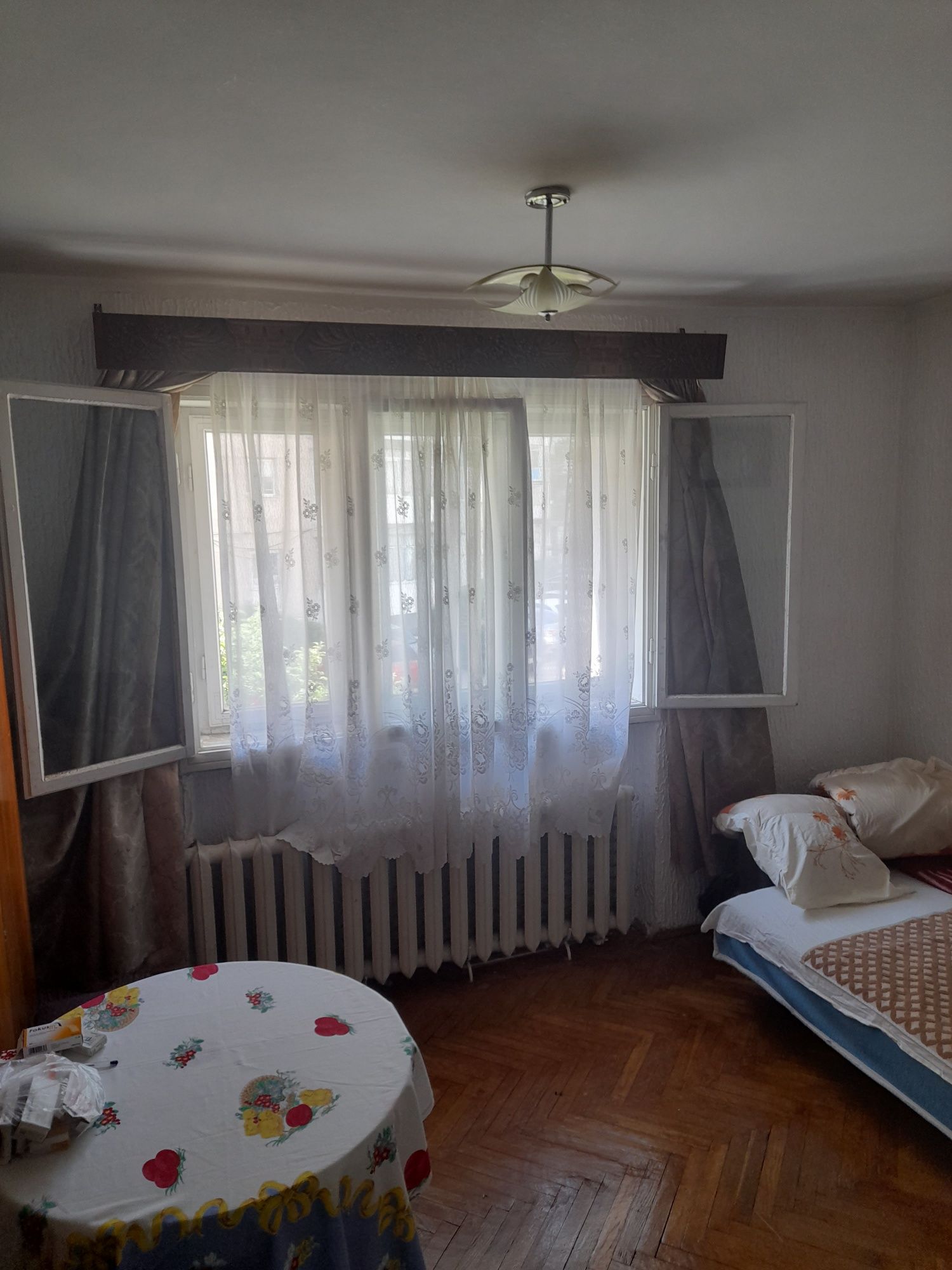 Apartament decomandat 3 camere zona George Enescu.