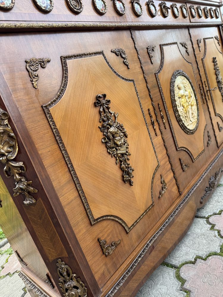 Comoda din lemn masiv cu intarsii, ornamente bronz si blat de marmura