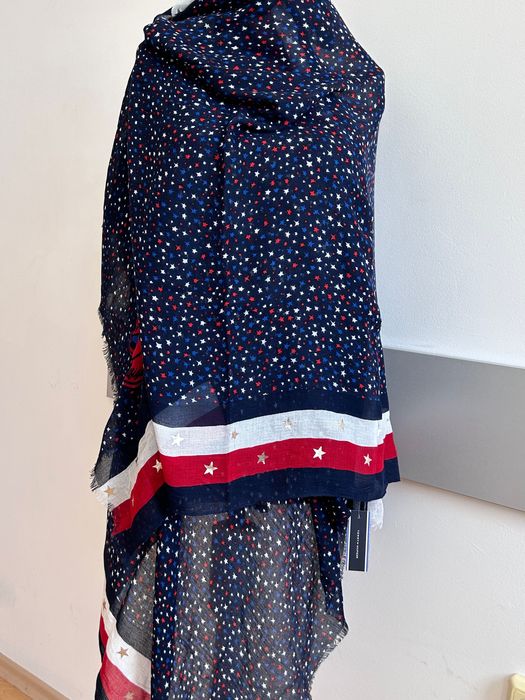 Tommy Hilfiger нов интересен шал в тъмно синьо