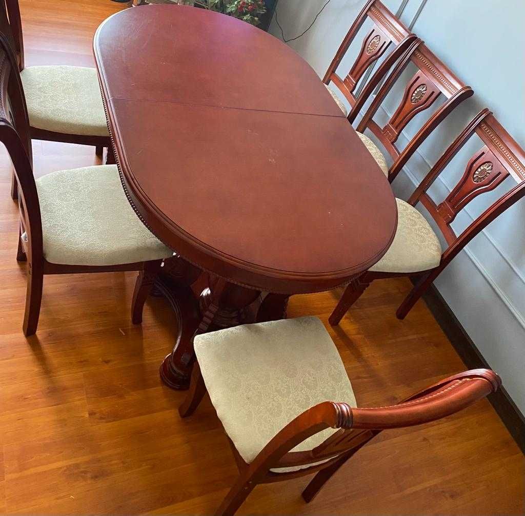 Стол со стульями из красного дерева