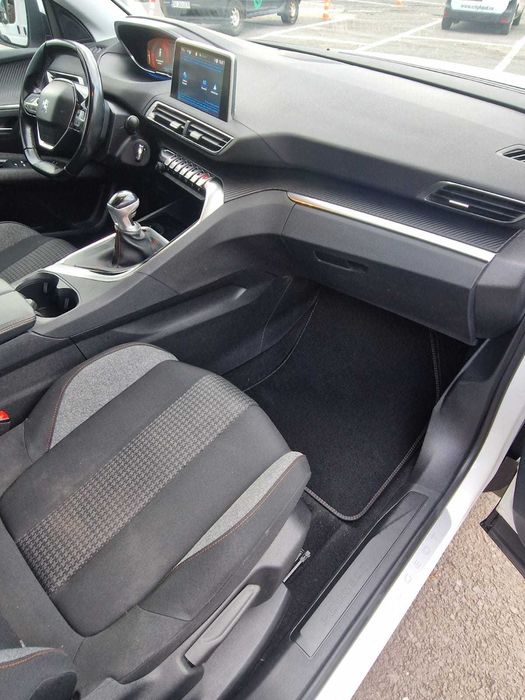 Peugeot 3008.  Benzina 1.2 130ps  2019 M