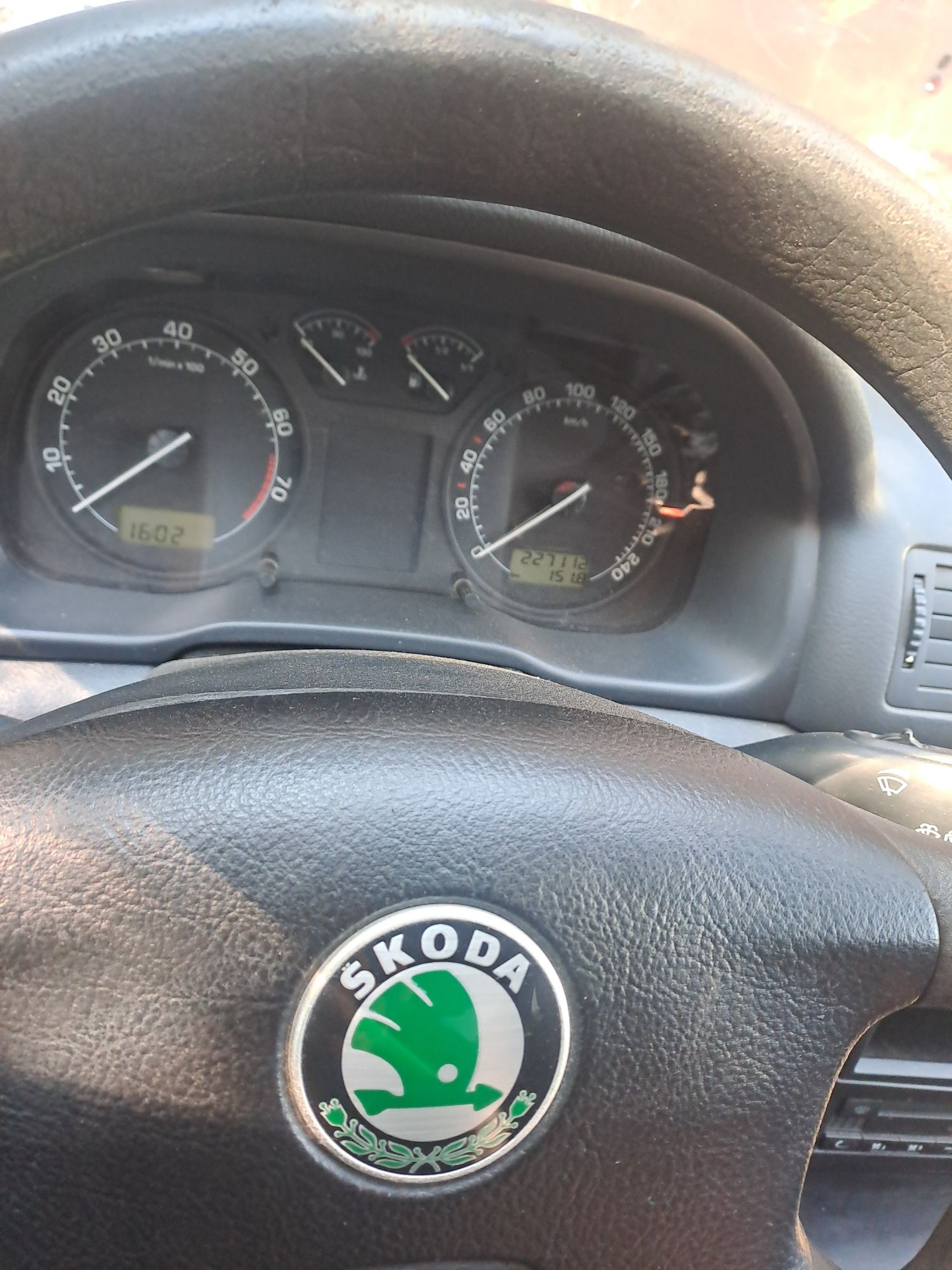 Vând sau schimb skoda octavia 1