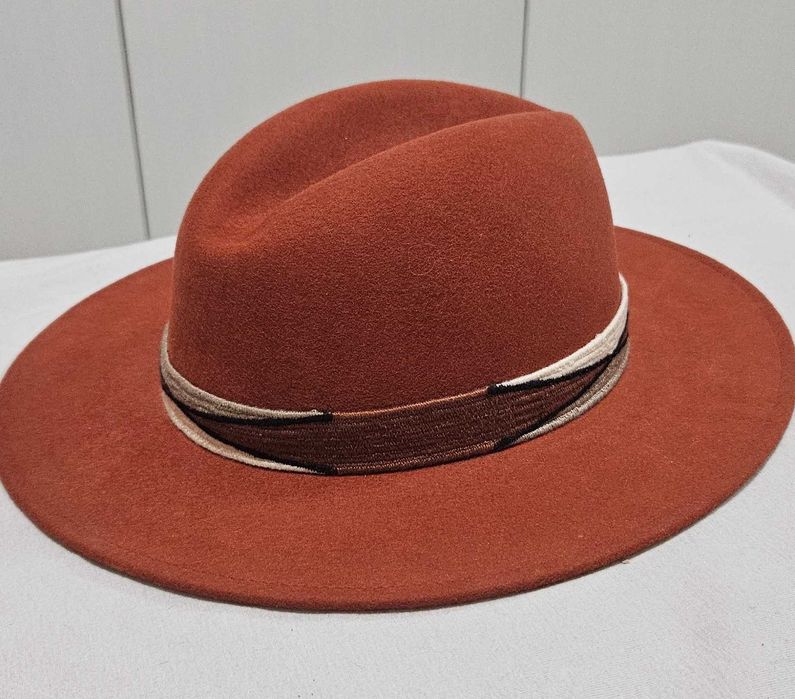 Вълнена шапка с периферия PARFOIUS