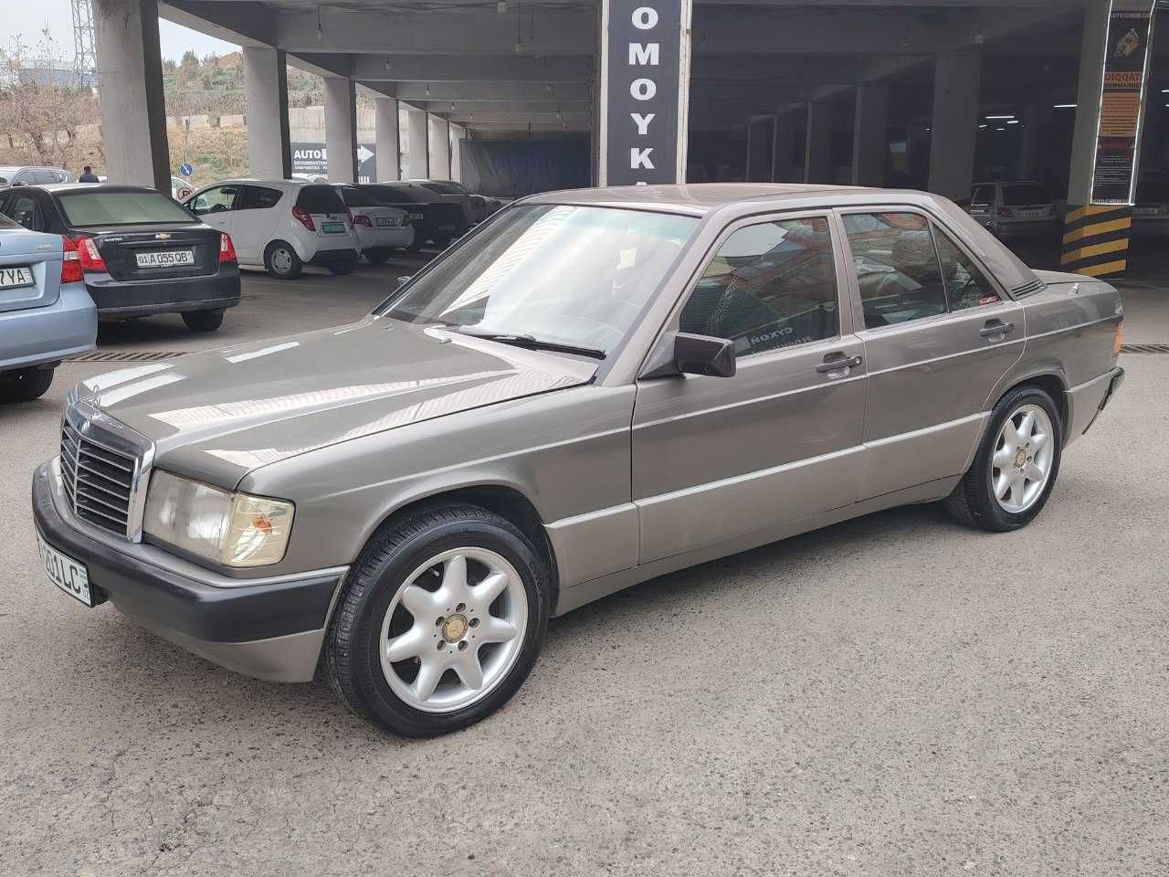 Mercedes-Benz 190 190 E 1.8 MT