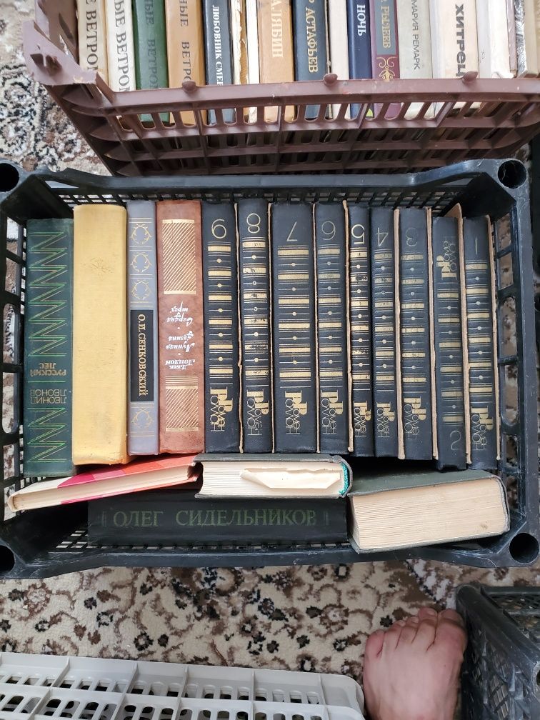 Продаётся книги цена очень низкая от 5000 до 10000 сум