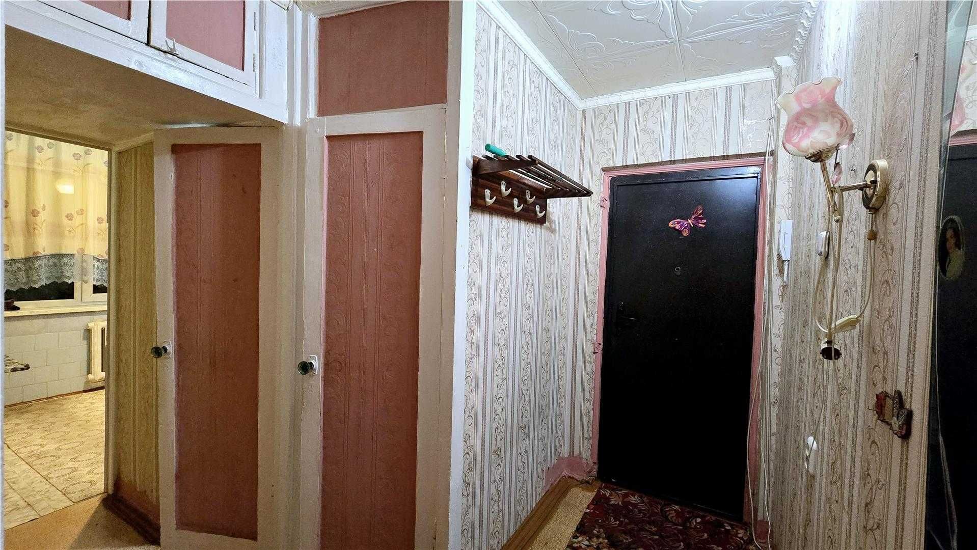Продам 2х квар-у на 7мкр, 2эт р-н 27 школы