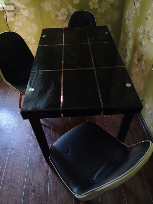 Стеклянный стол цвет чёрный