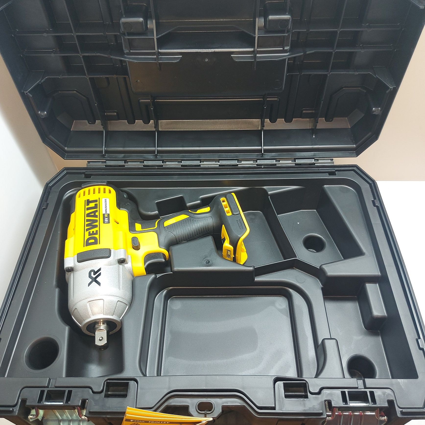 ПРОМОЦИЯ.Акумулаторен гайковерт DEWALT DCF899N