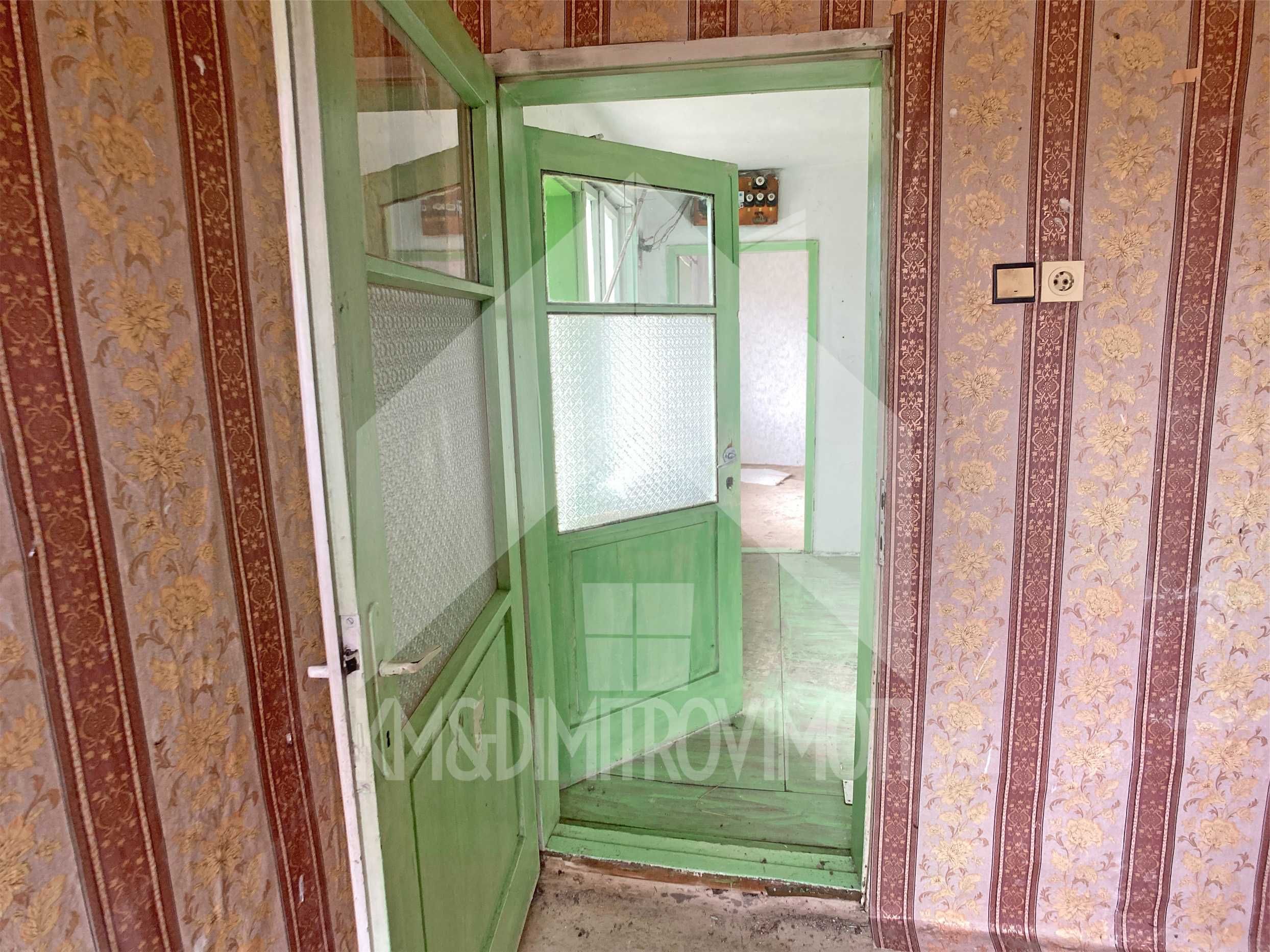ПРОДАВА тухлена къща с равен 1,2 ДКА ДВОР в с. Мировци (обл. Шумен)