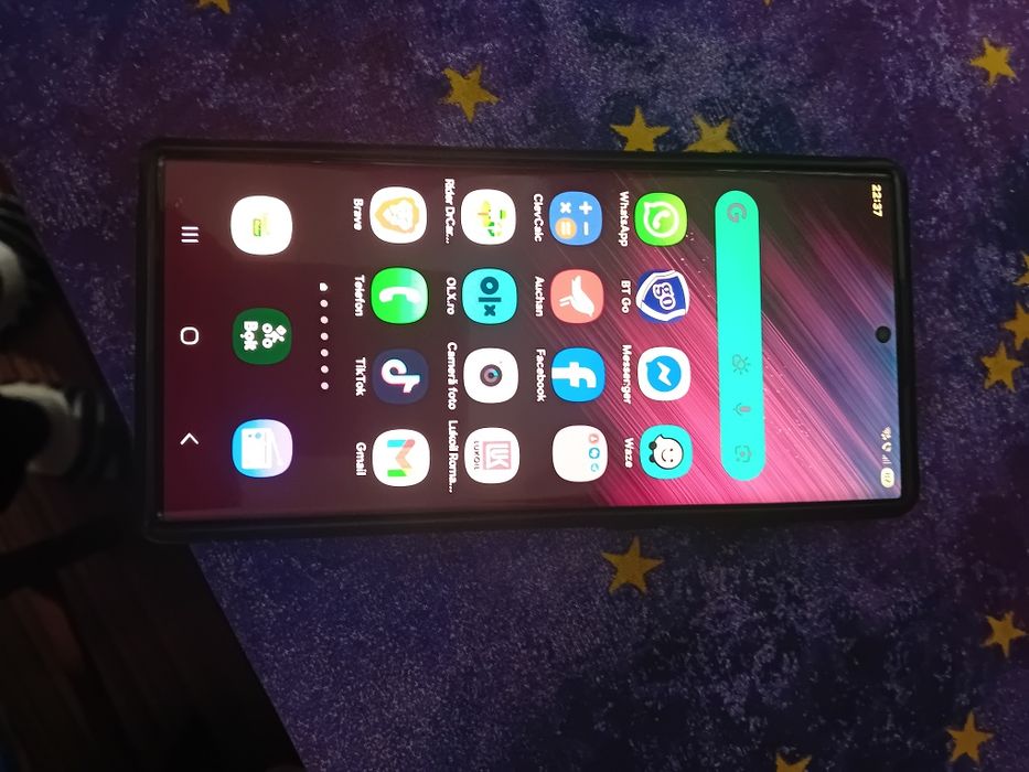 Vand Samsung S 22 Ultra  ca nou .are 2 huse ,folie tot ok