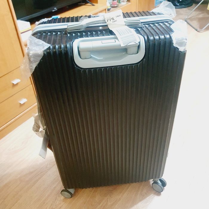 Продаю чемодан, новый