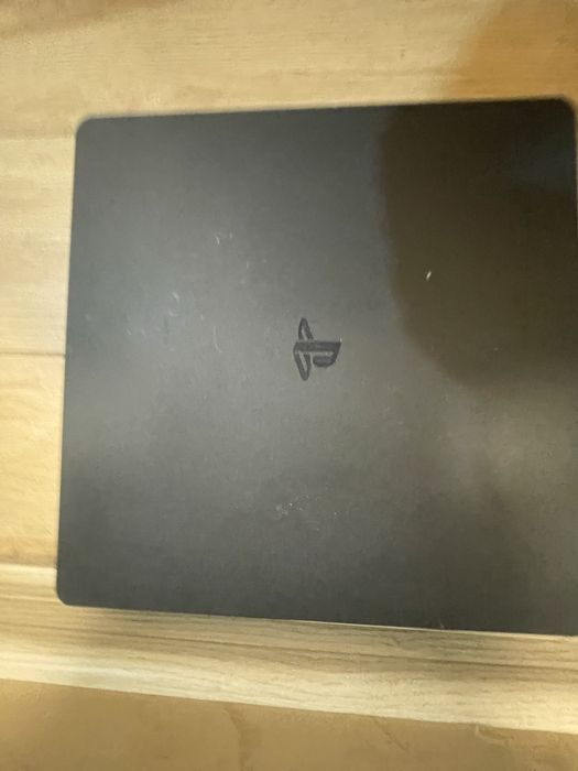 PS4 с 2 игри и без контролер