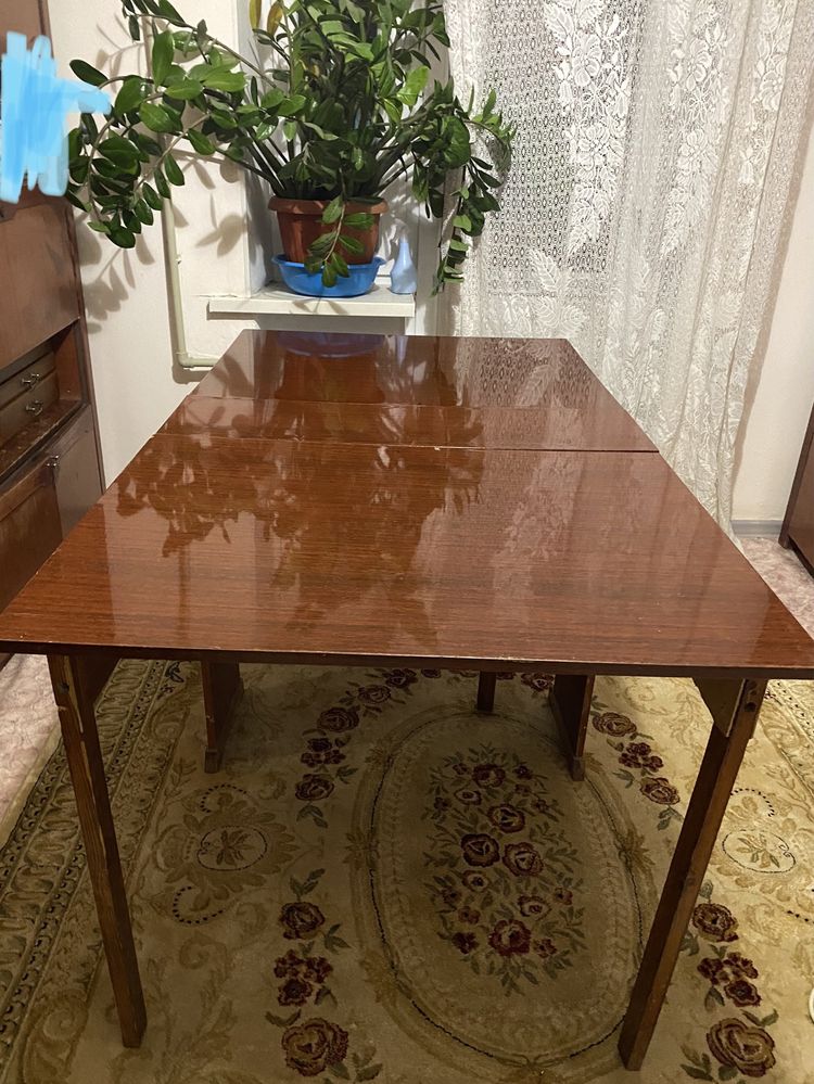 Деревянный качественный стол