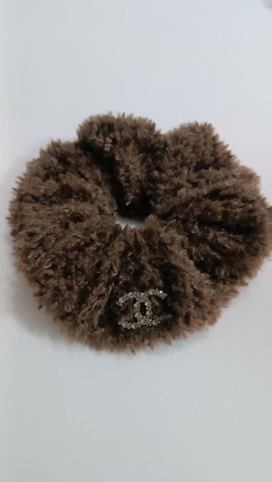 Пухкаво скрънчи Chanel