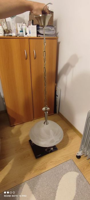 Vând lustra cu un bec