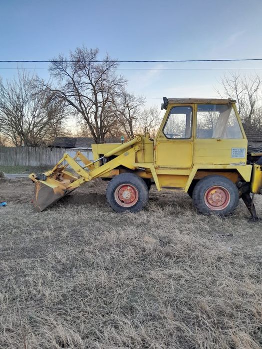 Buldoexavator cu cupa și cui