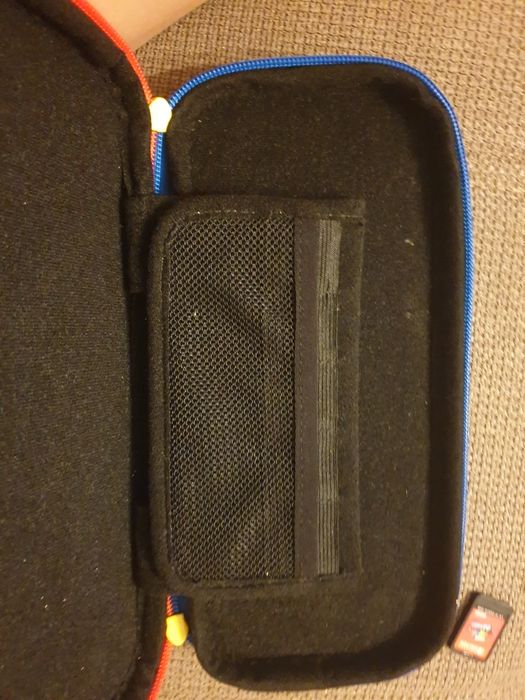 Nintendo switch cu husa și conector la tv