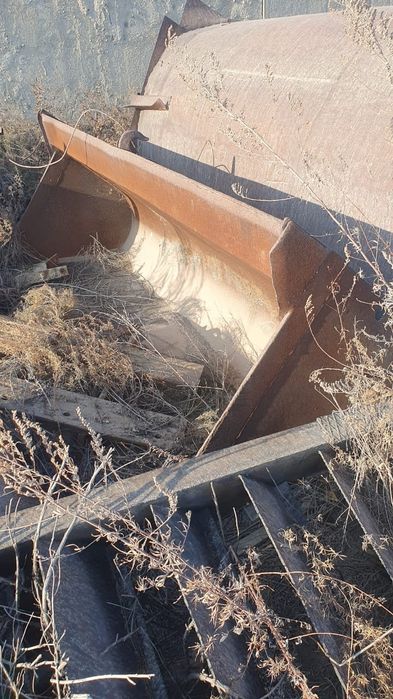 ковш экскаватора, бульдозера или другого вида тяжелой строительной тех