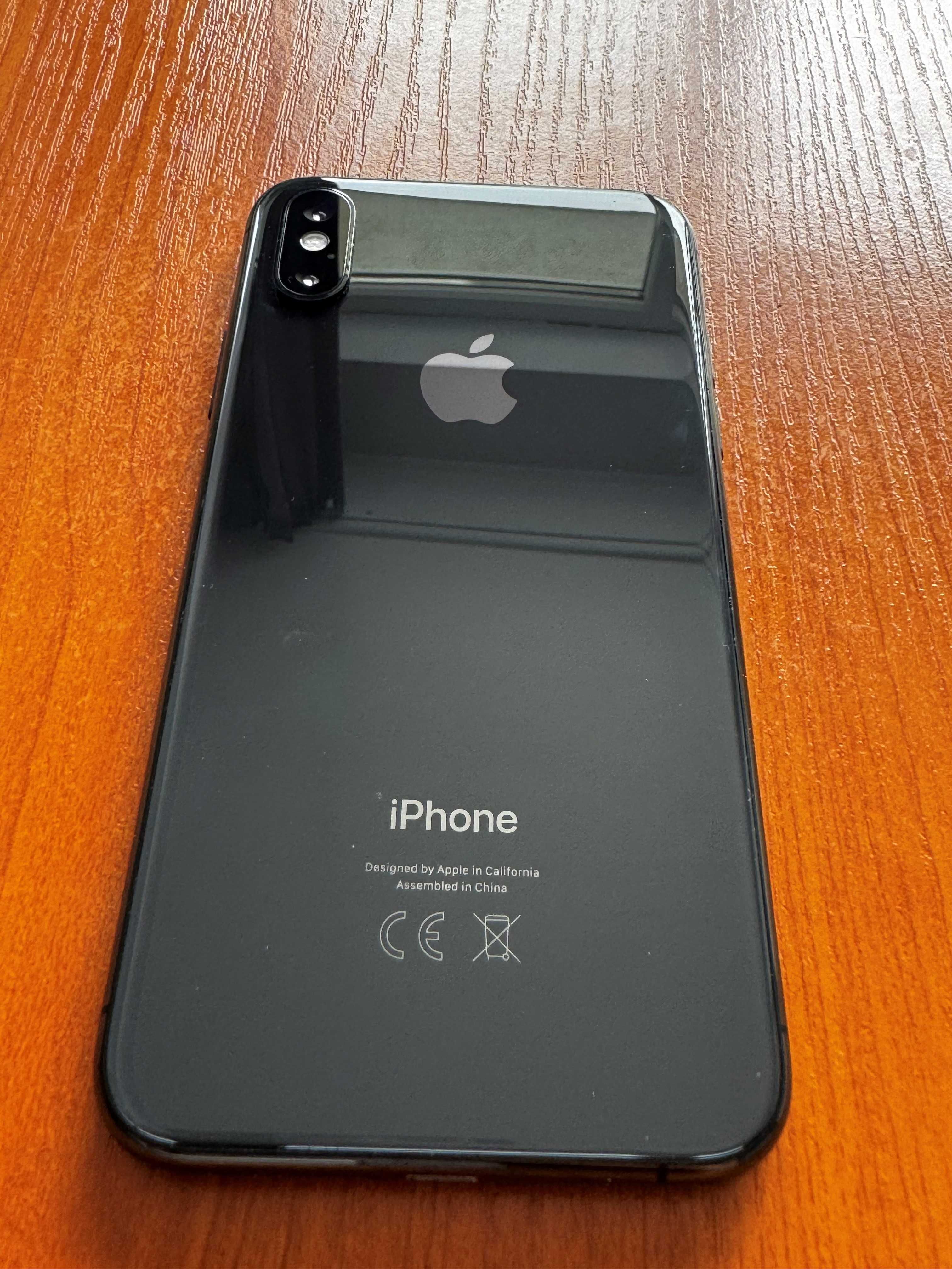 Продавам: iPhone XS 64GB с UAG кейс и  стъклен протектор