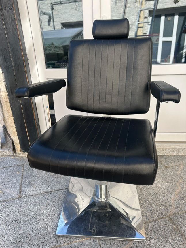 Scaun frizerie cu suport de picioare
