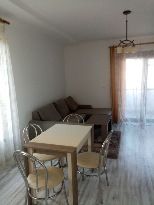 Închiriez apartament