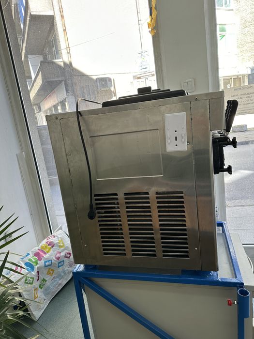 Продавам машина за сладолед vevor