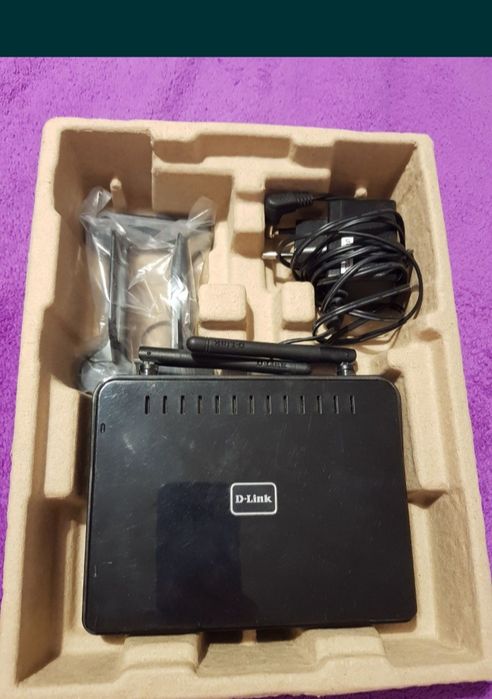 Vând router D-link 615