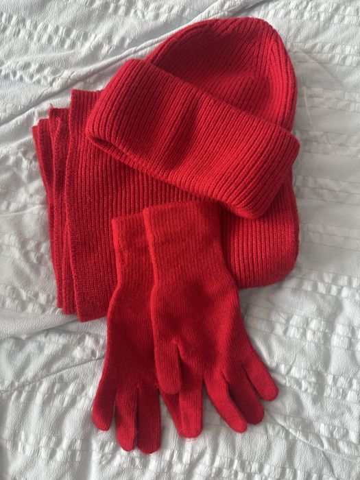 Шапка с шарфом и перчатками