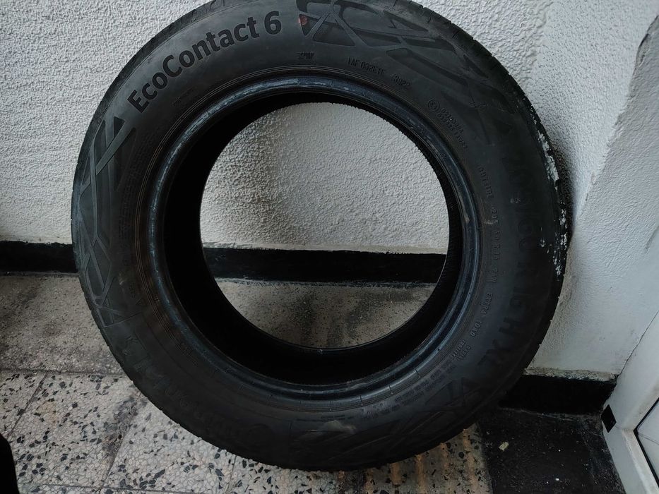 Продавам 2 броя гуми.