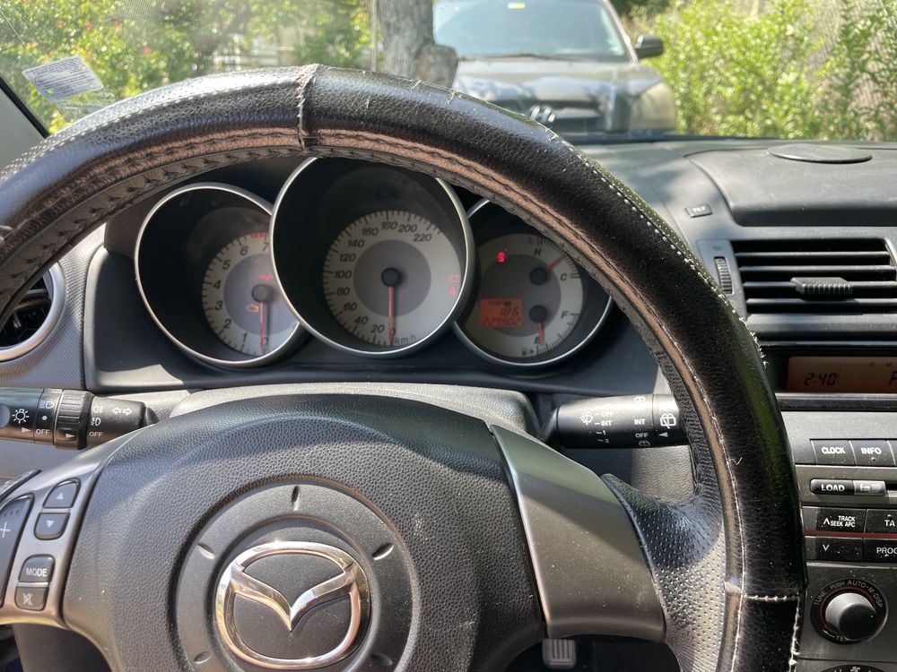 Автомобил Мазда 3