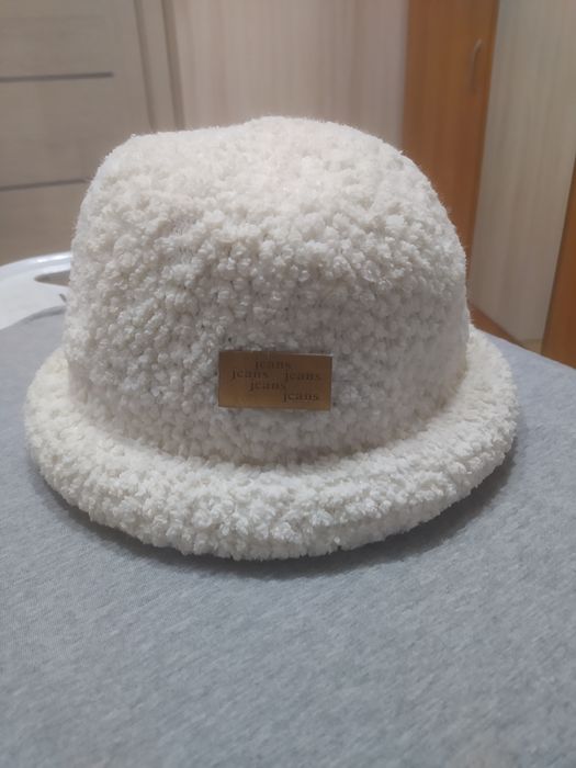 шапка-шляпа, цвет белая