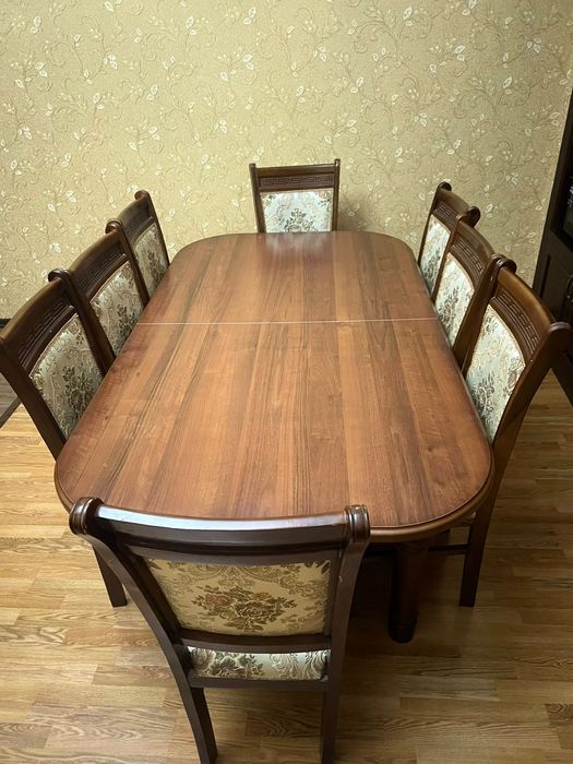 Продаются стол со стульями