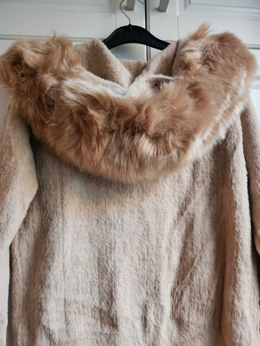 Яке, жилетка с качулка и кожа. Бежов цвят