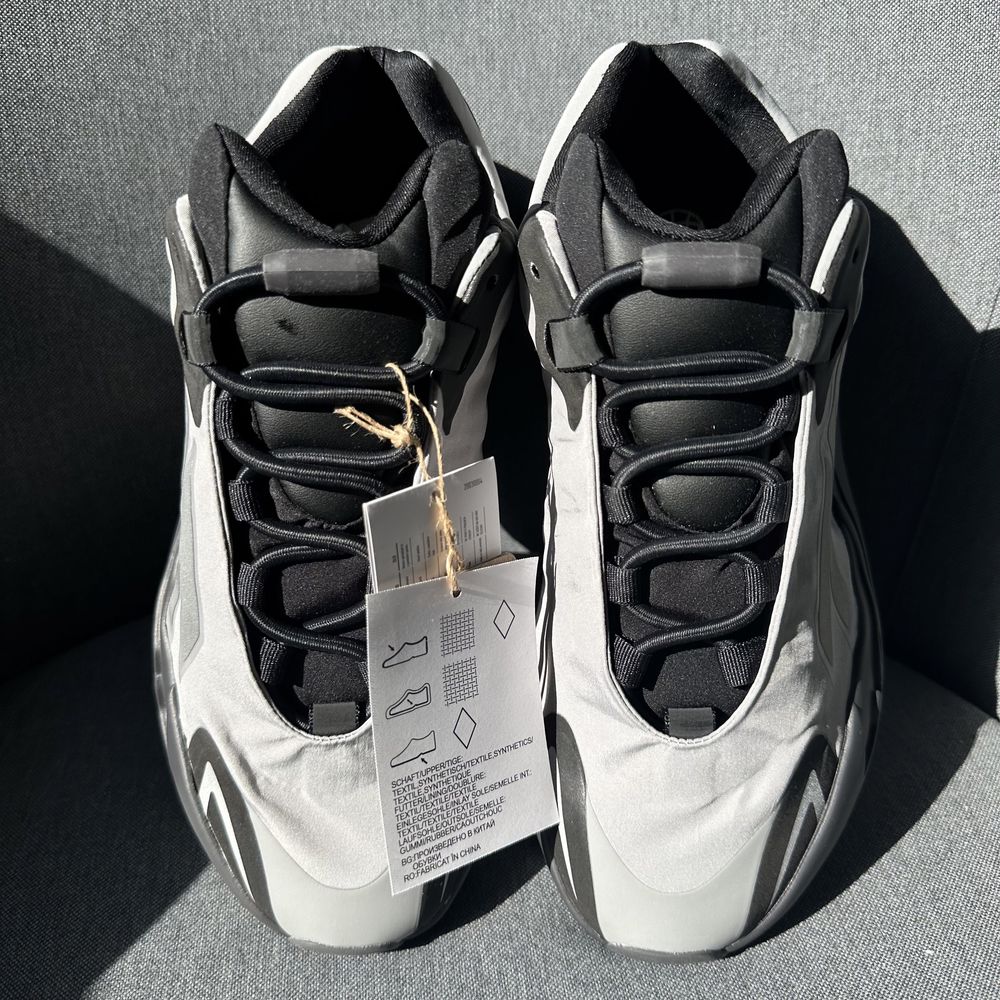 Adidas Yeezy 700 Metallic 40; 43 1/3  ( fit diferit )