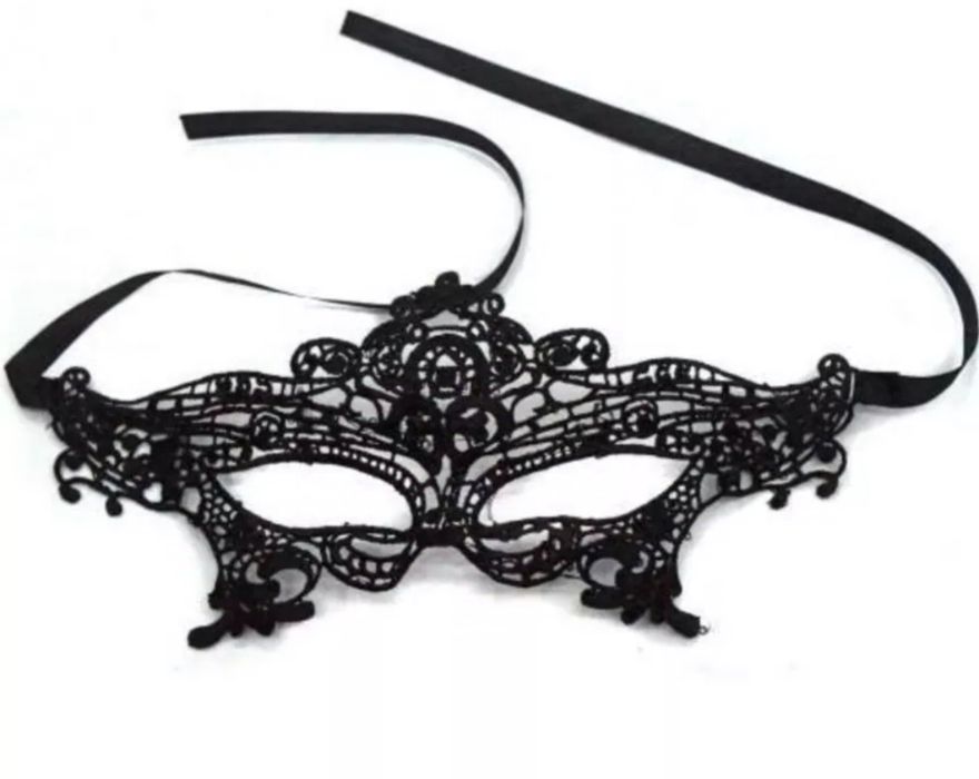 Элегантная карнавальная маска из гипюра