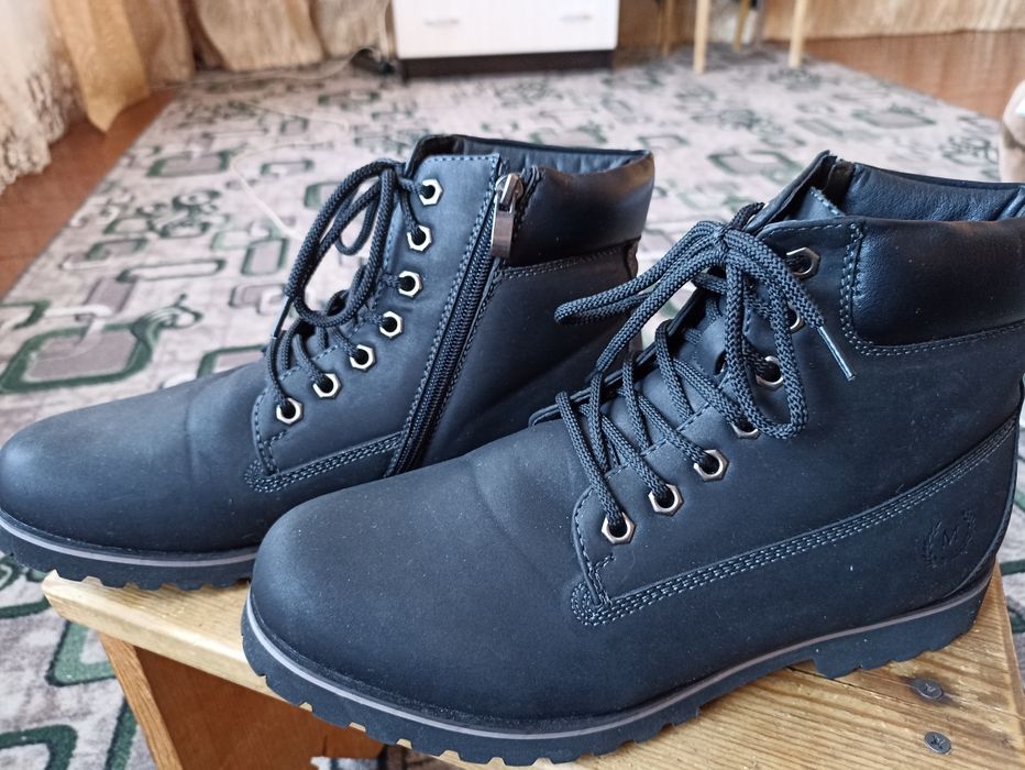 Продам за 15000 батинки мужские зимние 42-41 размер новые