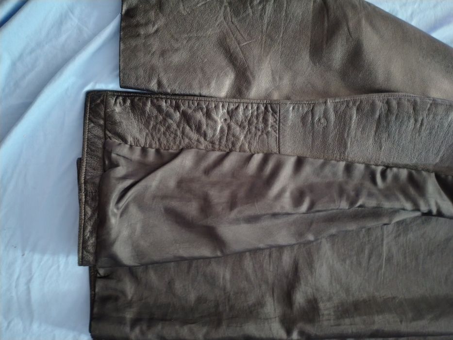 Vând geacă de piele tip sacou, culoare neagră,veche,producție Mongolia