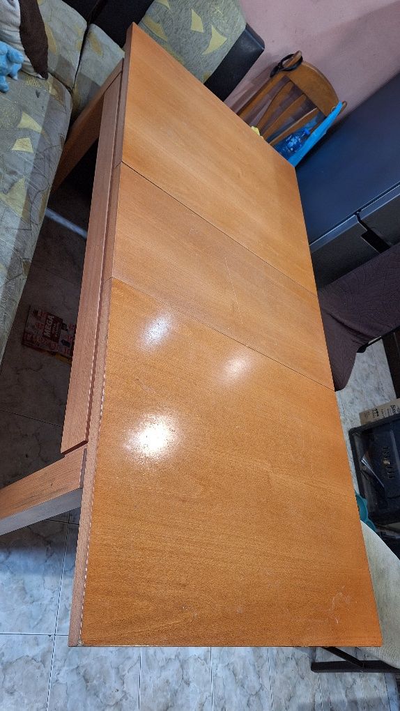 Продавам кухненска маса