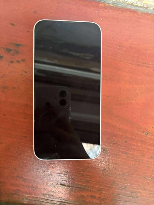 Айфон 13 чиста . Капацитет на батерията 87%