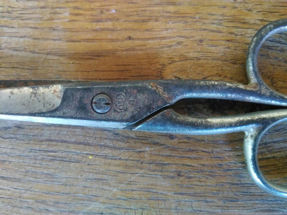 Продавам антикварна Шивашка ножица Солинген Малка