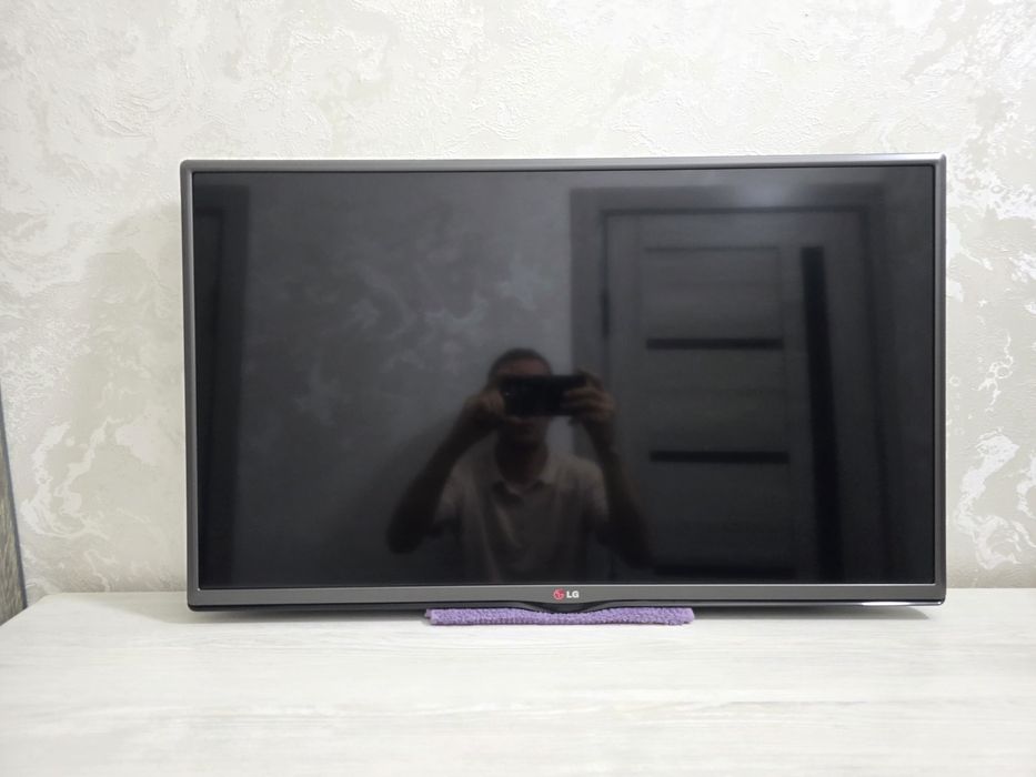 Телевизор Lg 32 и подставка для тюнера. Кранштейн.