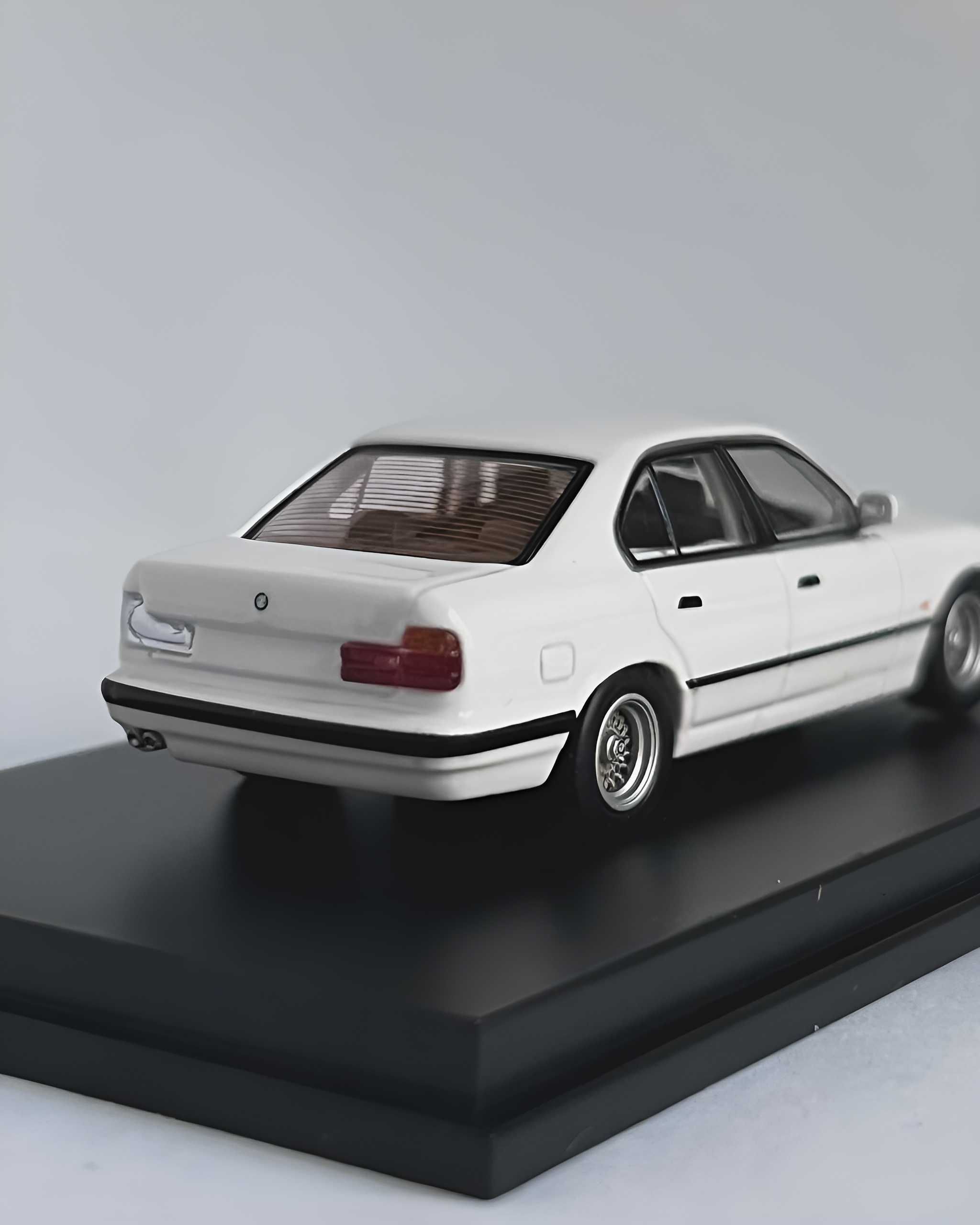 Модель BMW - E34 5-серия (масштаб 1:64)