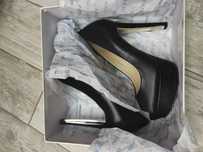 Обувки GUESS с висок ток