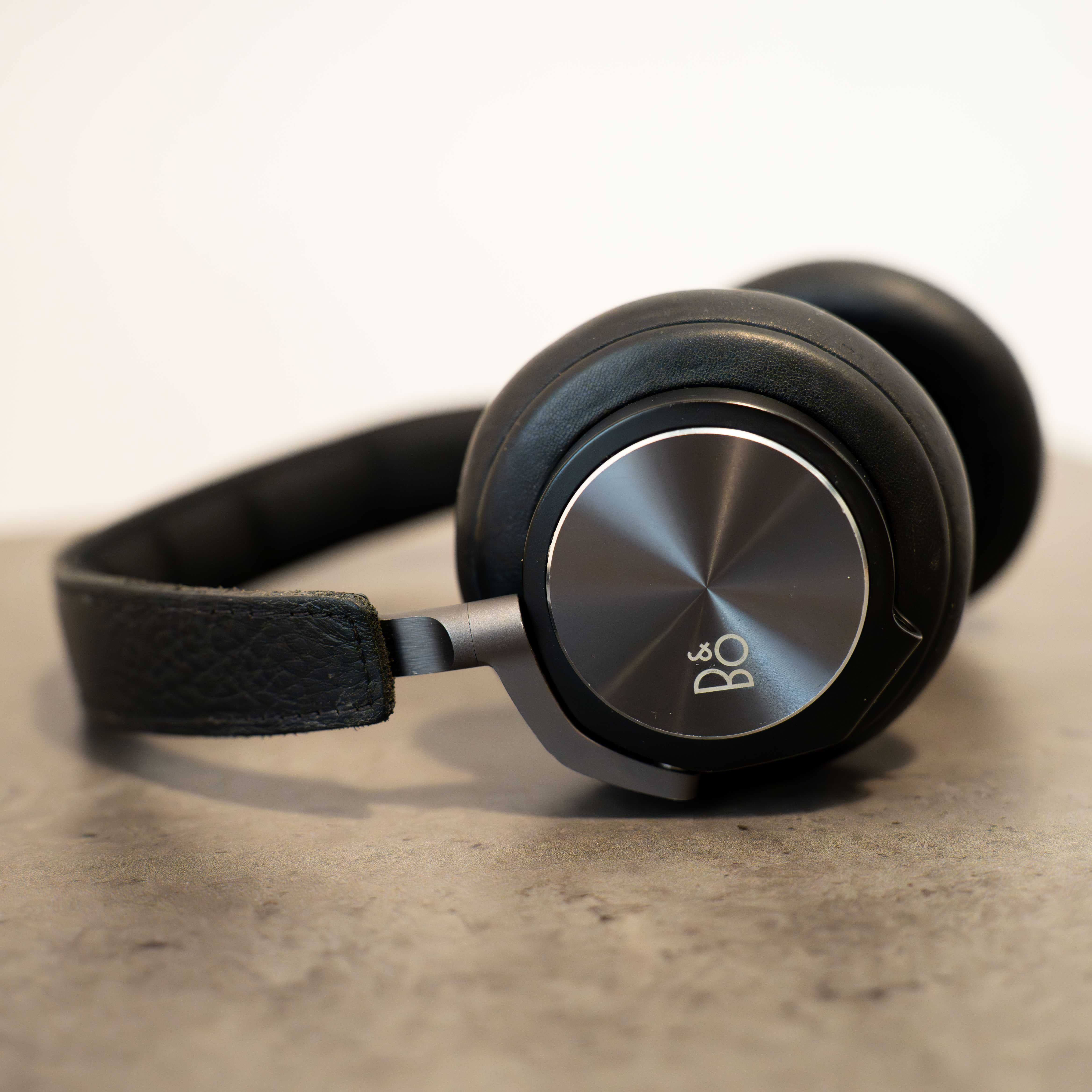 Casti profesionale cu fir Bang Olufsen Beoplay H6