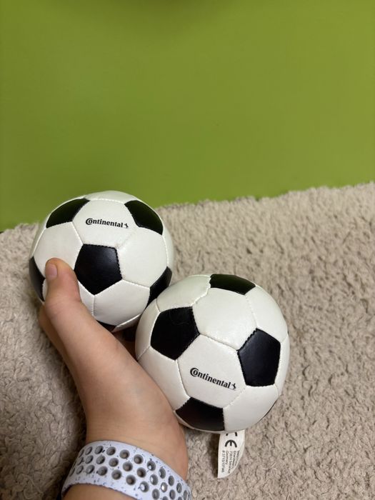 2 mingi de fotbal micute cu puf interior si piele la exterior