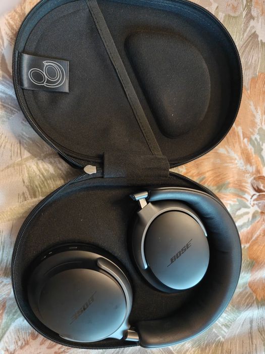 Vând căști Bluetooth Bose Quietcomfort Ultra Negre.
