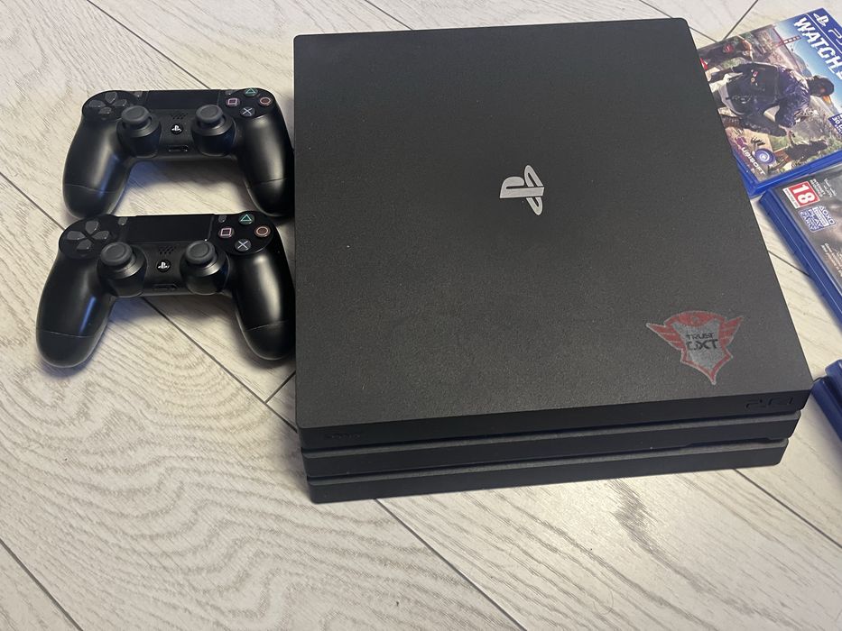 PS4 PRO, 2 controllere, jocuri si cablu HDMI