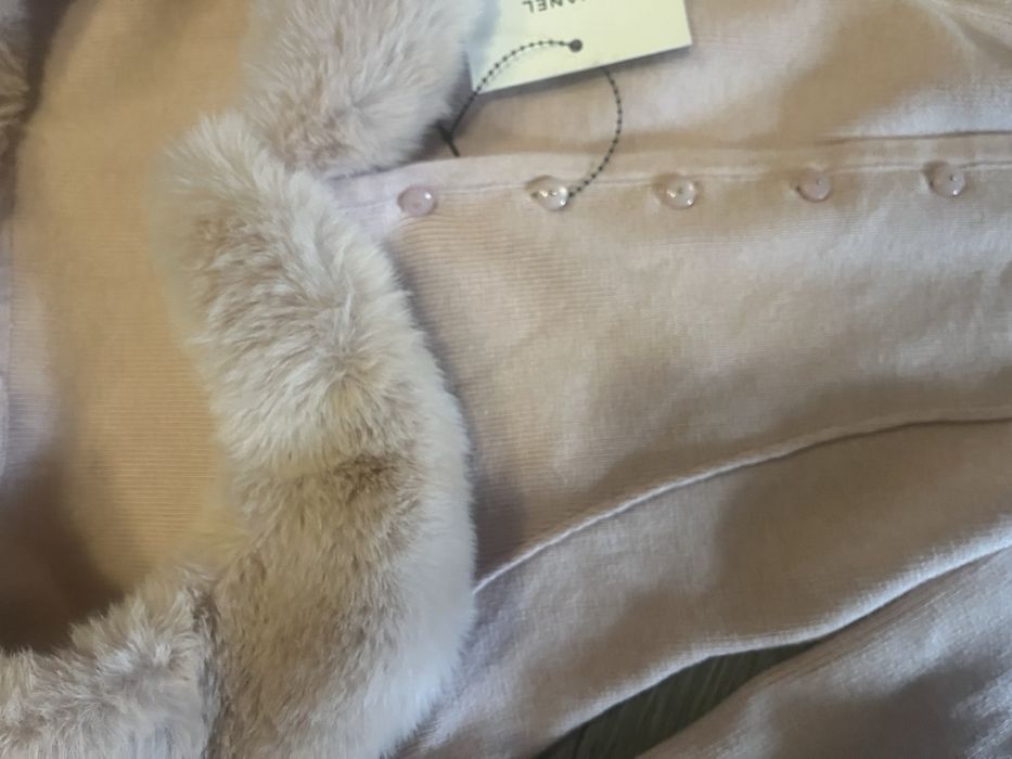 Жилетка  с втален силует и яка която се сваля